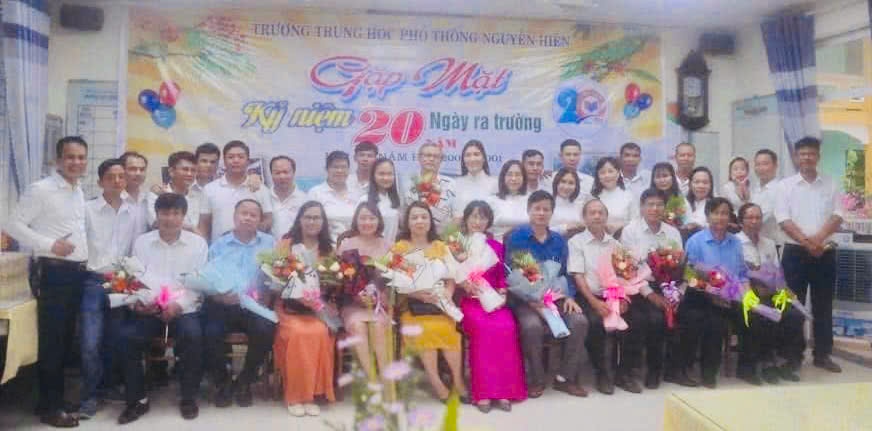 Phiên bản 20 năm ra trường của lớp 12/1