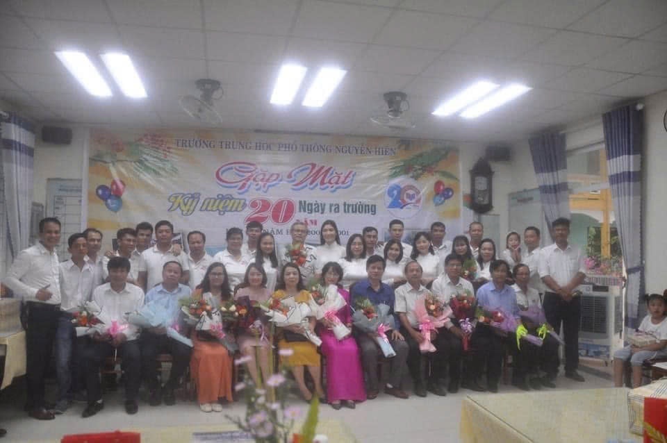 Phiên bản 20 năm ra trường của lớp 12/1